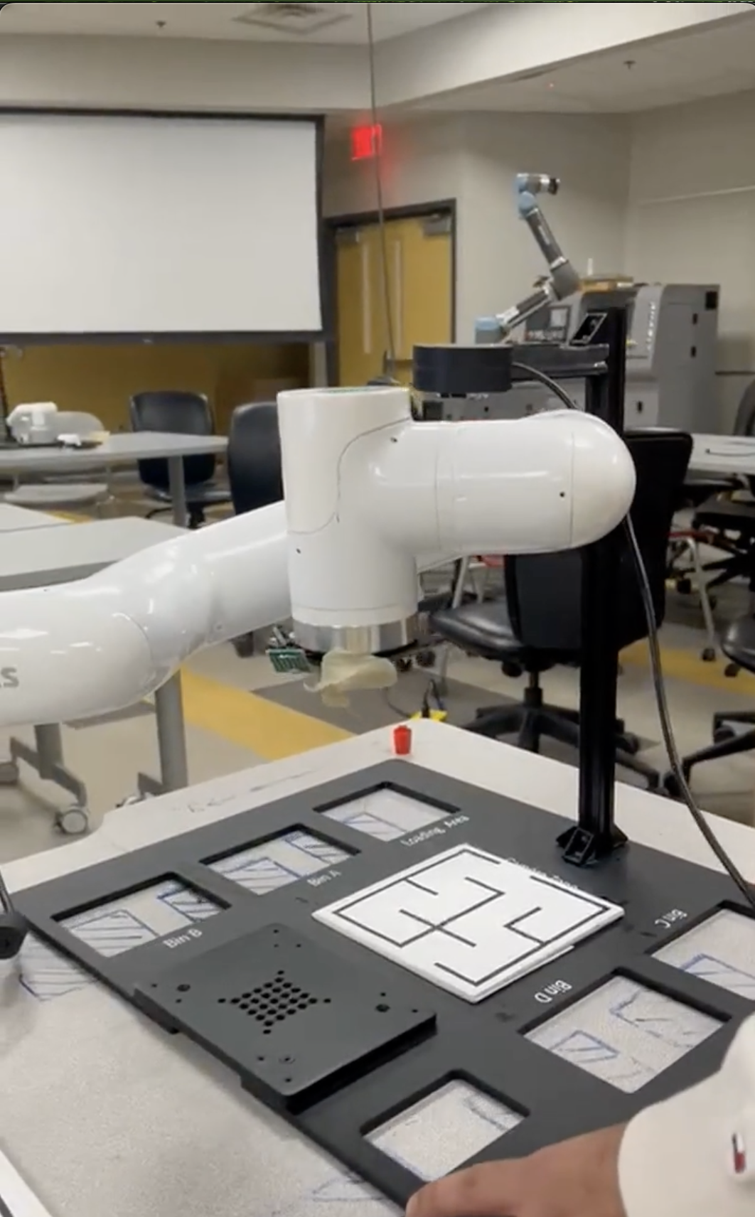 Robot arm grabbing objects in simulation